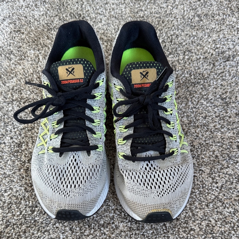 Nike Zoom Pegasus 32 Black and Green Athletic Shoes